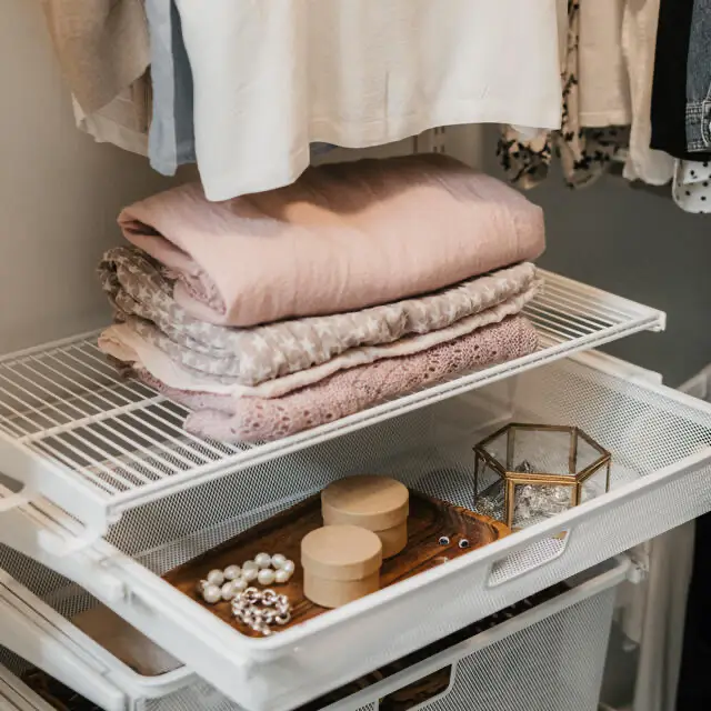 Drátěná police a výsuvný perforovaný koš Classic by Elfa.