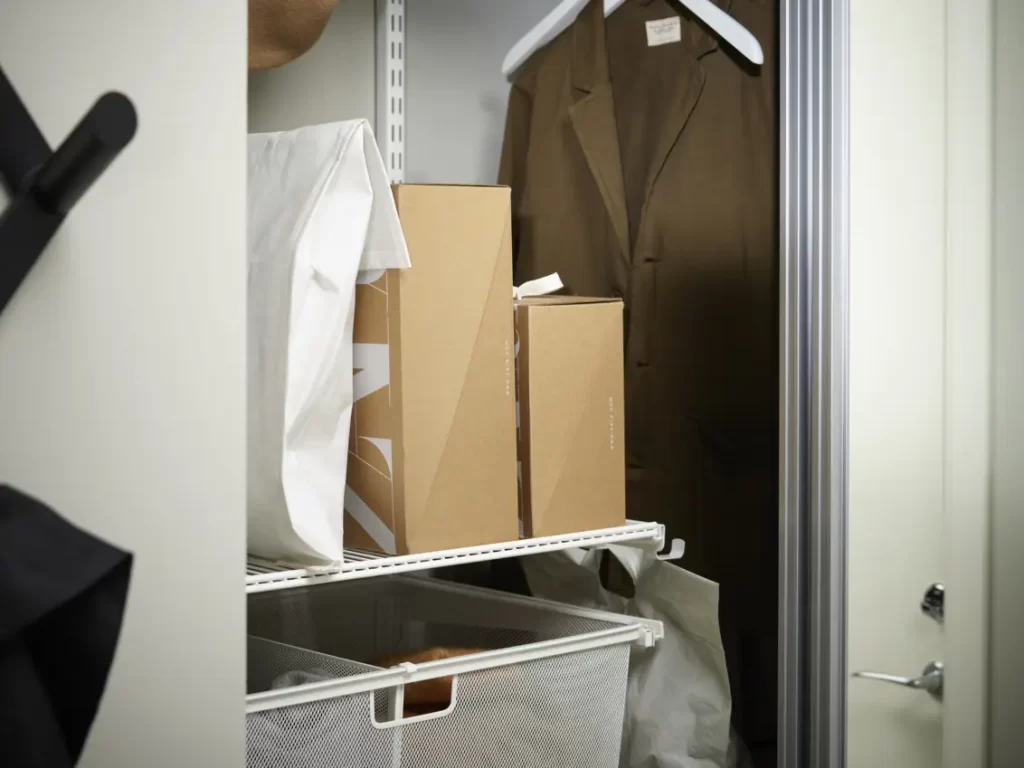 Drátěná police v předsíni je ideální pro pořádek a maximum prostoru. Naše police udrží boty, tašky i doplňky přehledně uspořádané.