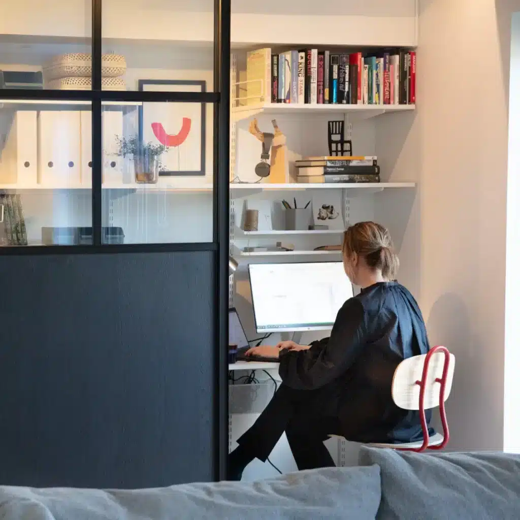 Hobby kancelář Classic by Elfa zakomponovaná do vestavěné skříně.