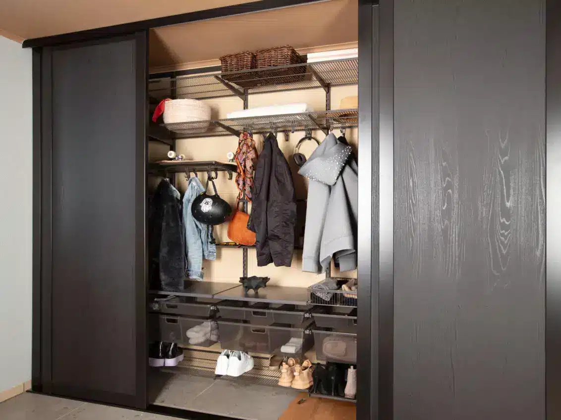 Nástěnný úložný systém v předsíni = chytré řešení. Chytré úložné řešení usnadňuje udržovat pořádek.