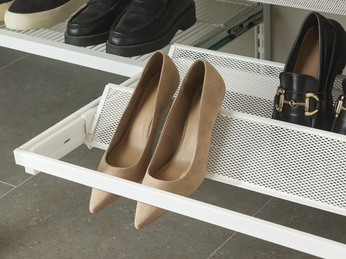 Maximalizujte prostor ve Vaší předsíni perforovanou policí na obuv.