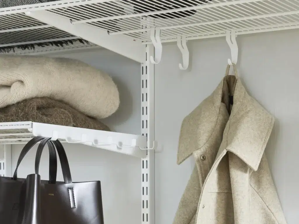 Háčky v předsíni usnadňují zavěšení bund, kabelek a batohů, a vstup do Vaší domácnosti tak působí organizovaněji.