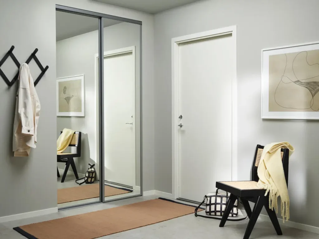 Předsíň schovaná za posuvnými dveřmi se zrcadly, je ideálním řešením pro menší prostory nebo tam, kde chcete omezit přístupu prachu na Vaši úložnou sestavu.