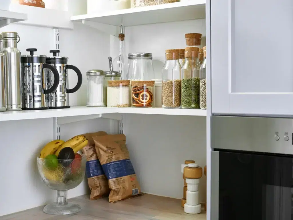 Rohová spíž s řadou Classic by Elfa.