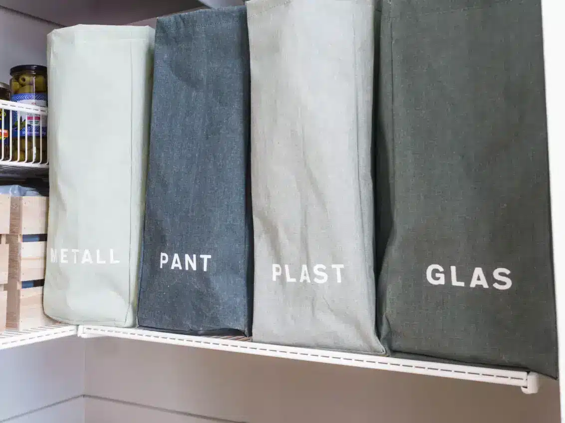 Třídění odpadu ve spíži s Classic by Elfa.