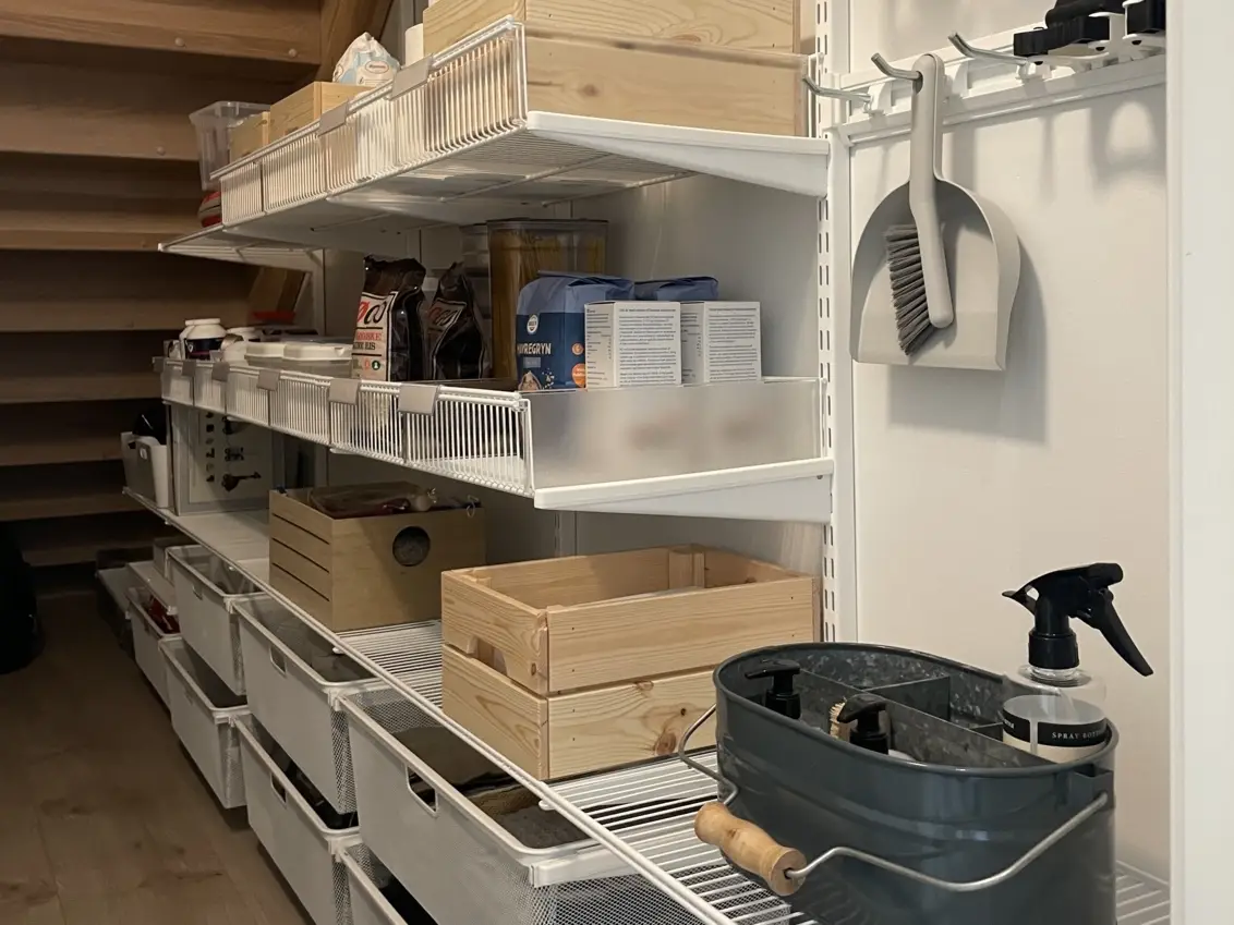 Úložné místo pod schody s Classic by Elfa.