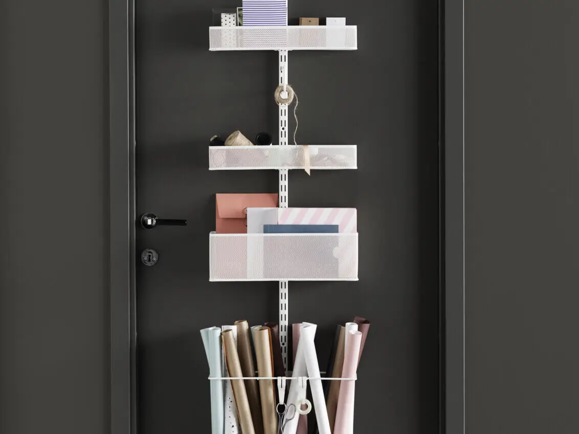 Úložné řešení na dveře Classic by Elfa pro balící potřeby.