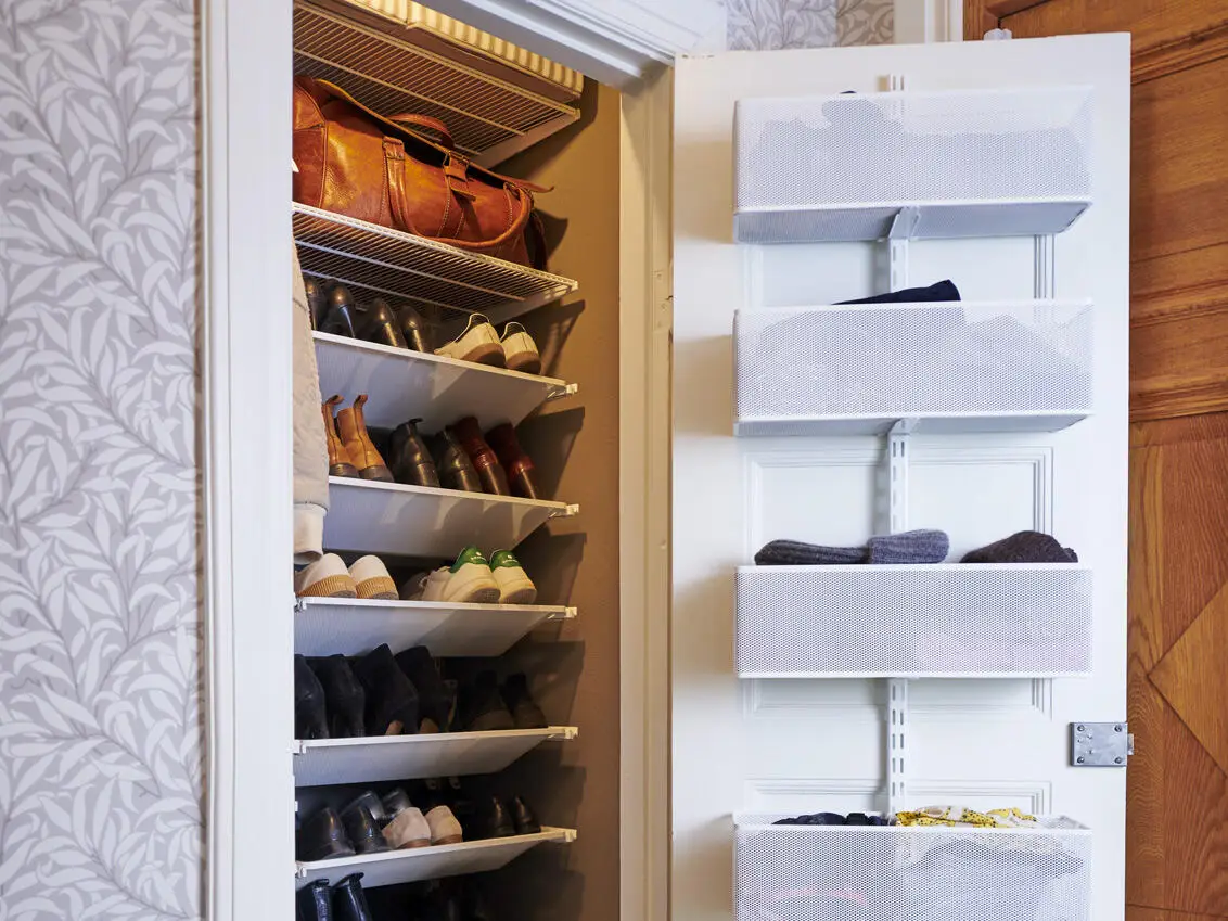 Úložné řešení na dveře Classic by Elfa ve Vaší předsíni.