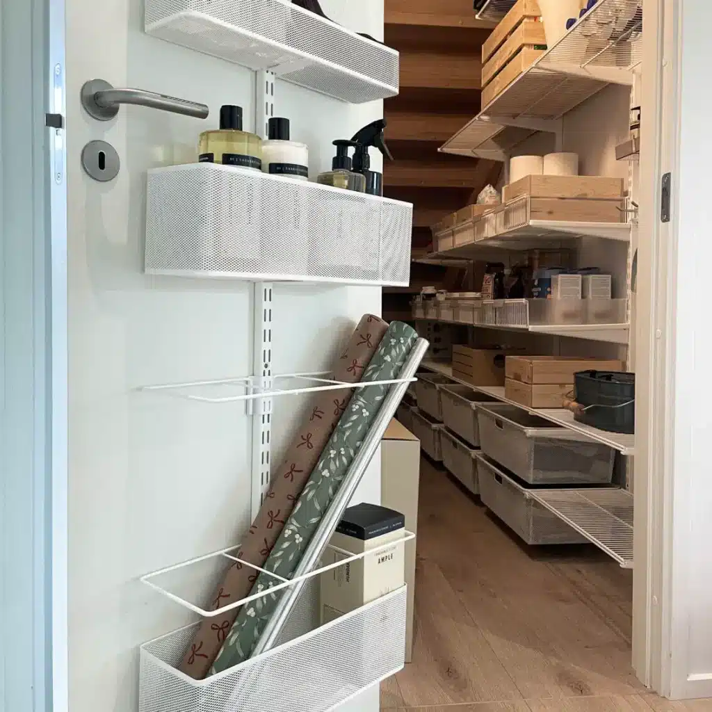 Úložné řešení na dveře s řadou Classic by Elfa.