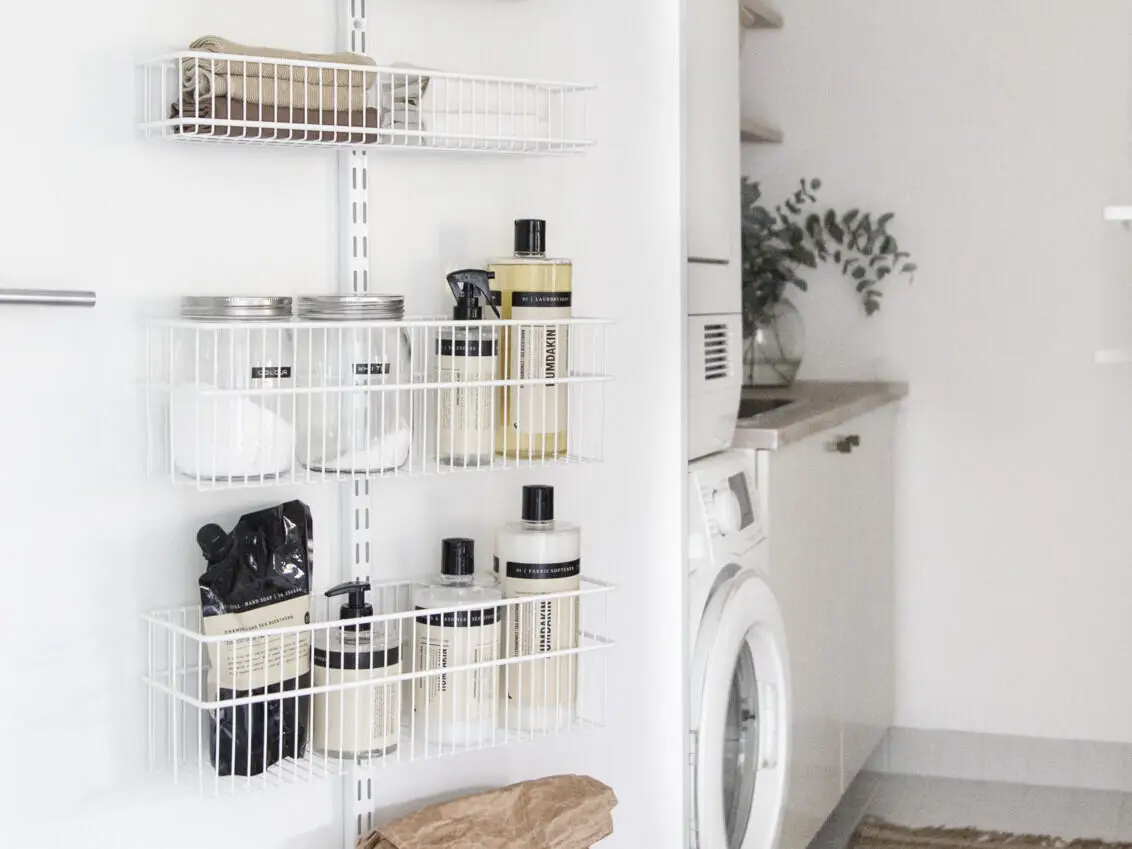 Úložné řešení na dveře pro úklidové potřeby.