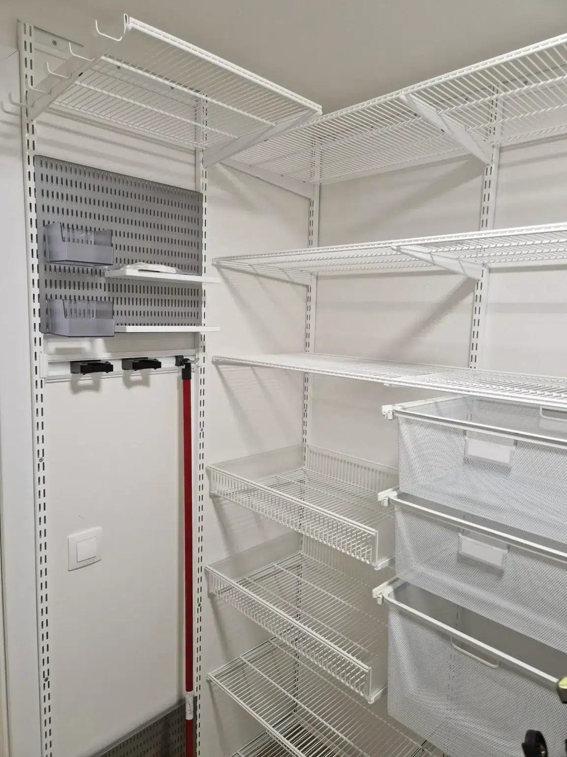 Úložný systém Classic by Elfa do komory.