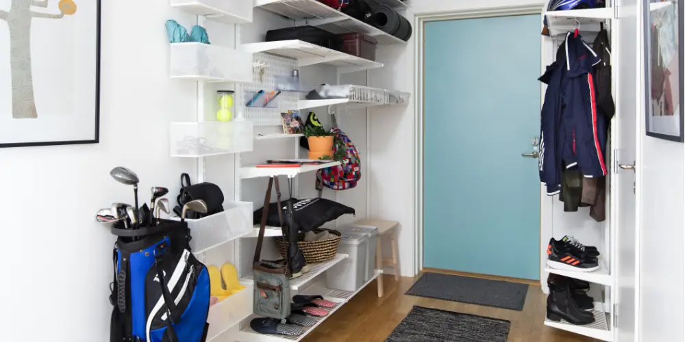 Úložný systém Classic by Elfa do předsíně.