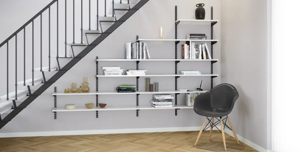 Úložný systém Classic by Elfa do prostoru pod schody.