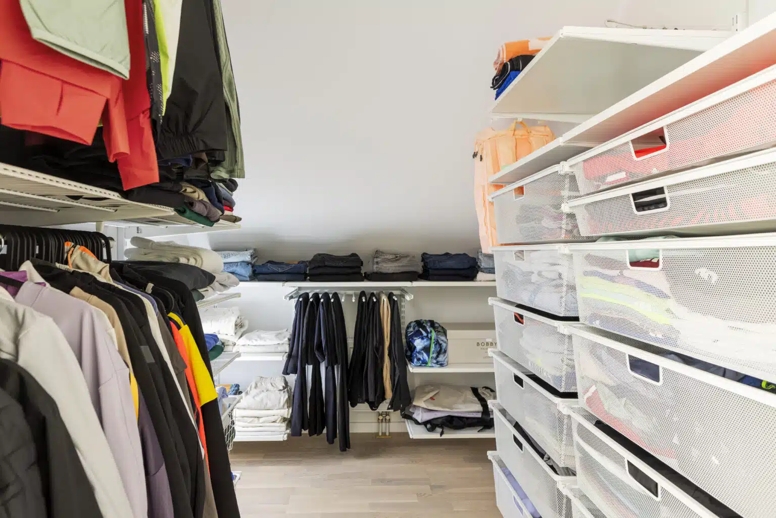 Úložný systém Classic by Elfa do šatny.