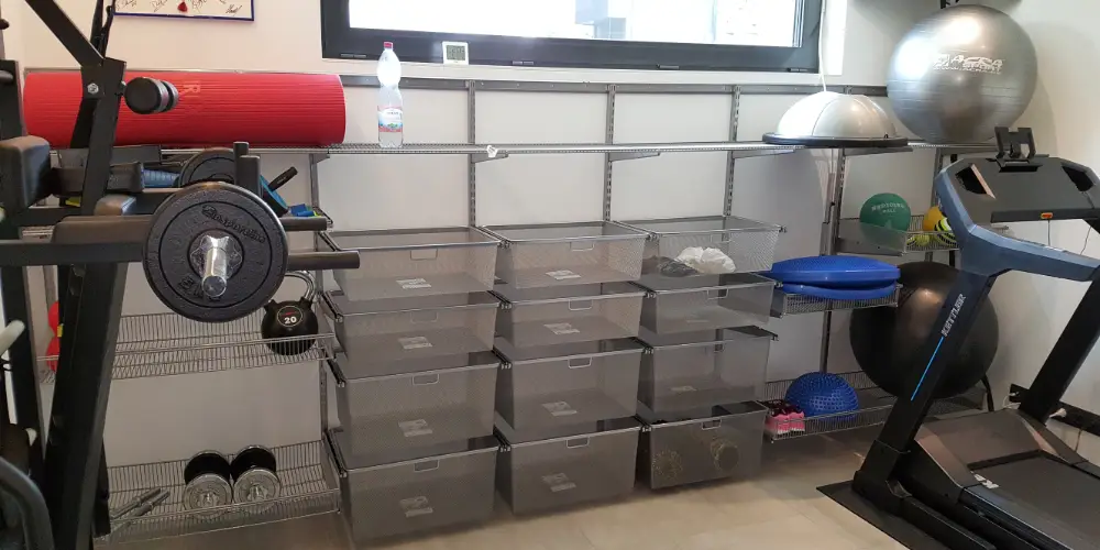 Úložný systém Classic by Elfa do sportovní místnosti.