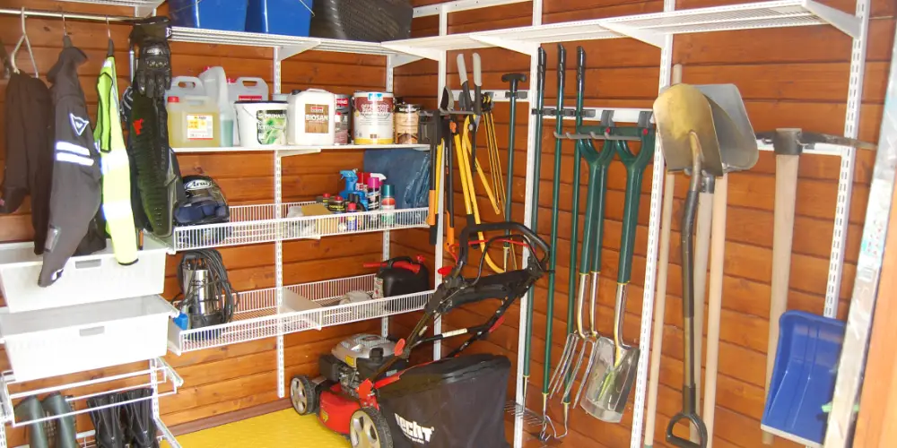 Úložný systém Classic by Elfa do zahradního domku.