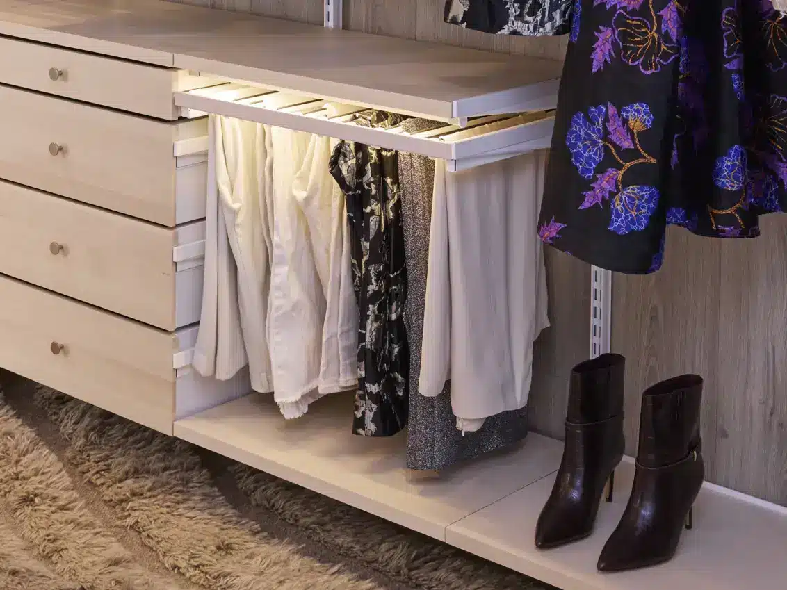 Výsuv na kalhoty Décor+ s integrovaným LED osvětlením.