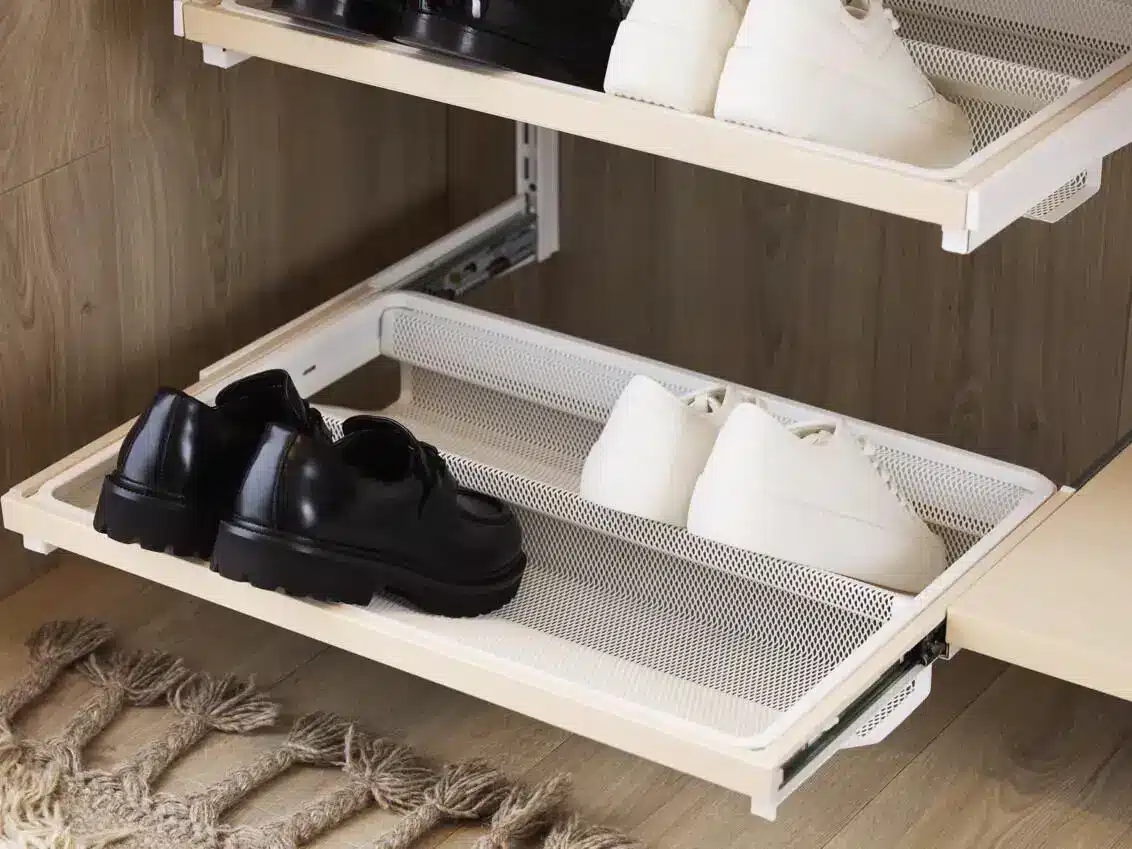 Výsuvná perforovaná police na obuv Décor+.