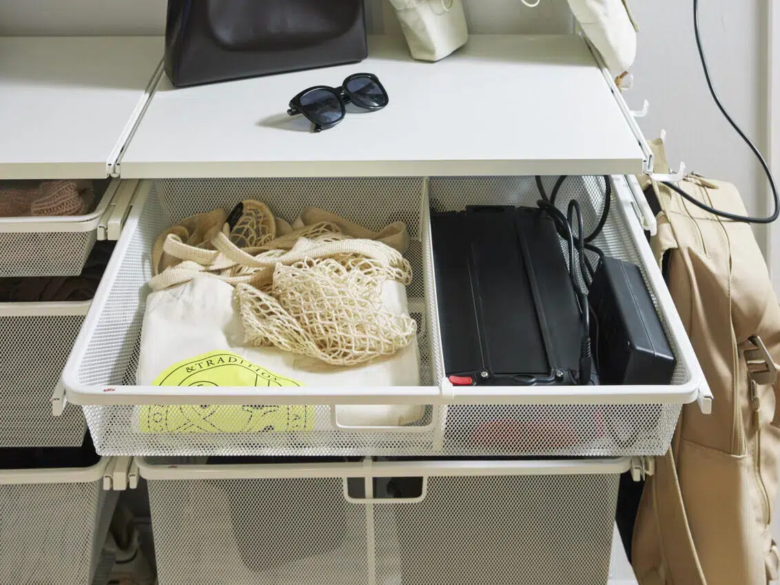 Použijte výsuvné koše nebo závěsné košíky na drobnosti.