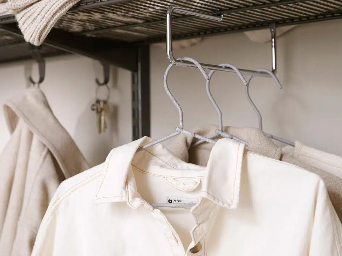 Využijte hloubku díky výsuvnému šatnímu držáku.