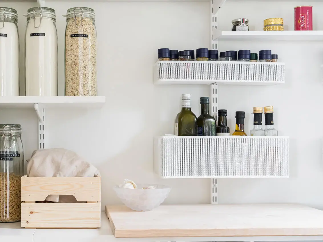 Závěsné perforované košíky řady Classic by Elfa.