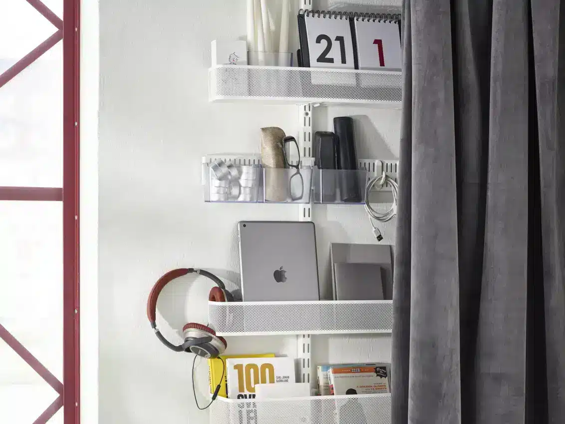 Úložné řešení na dveře lze připevnit i přímo na stěnu. Jedná se zároveň o nástěnnou i dveřní lištu.