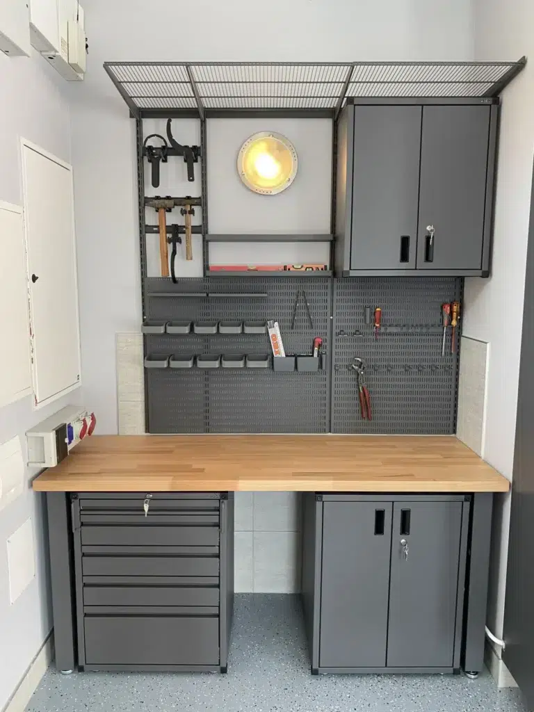 Úložný systém do dílny v matné šedé variantě v rámci řady Garage+ při realizaci v Hlohovci