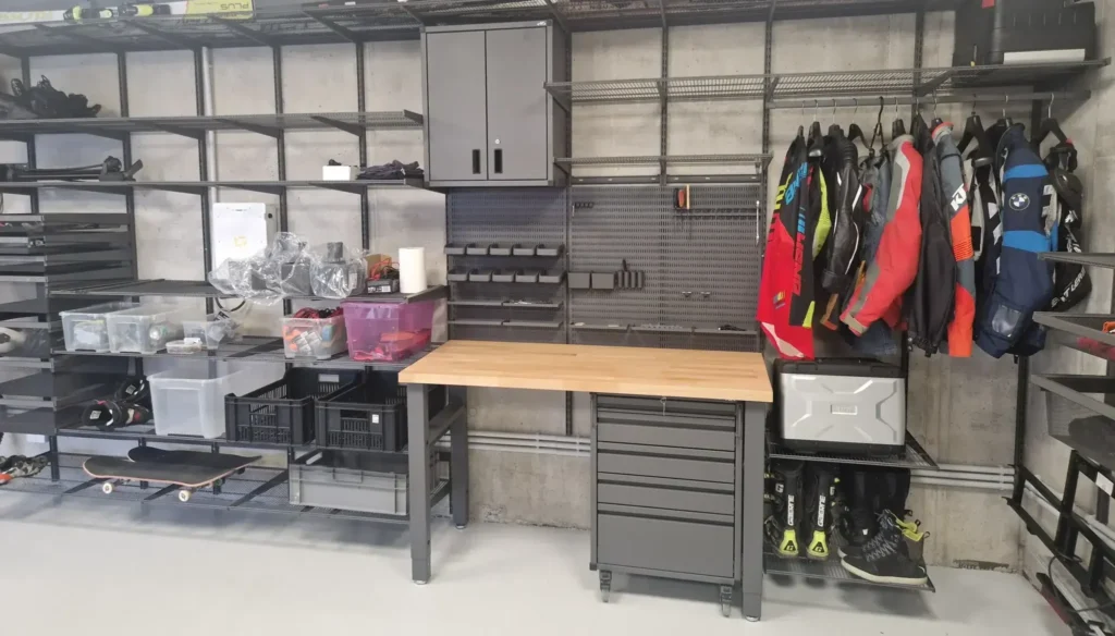 Úložný systém do garáže v matné šedé variantě v rámci řady Garage+ při realizaci na Praze 4